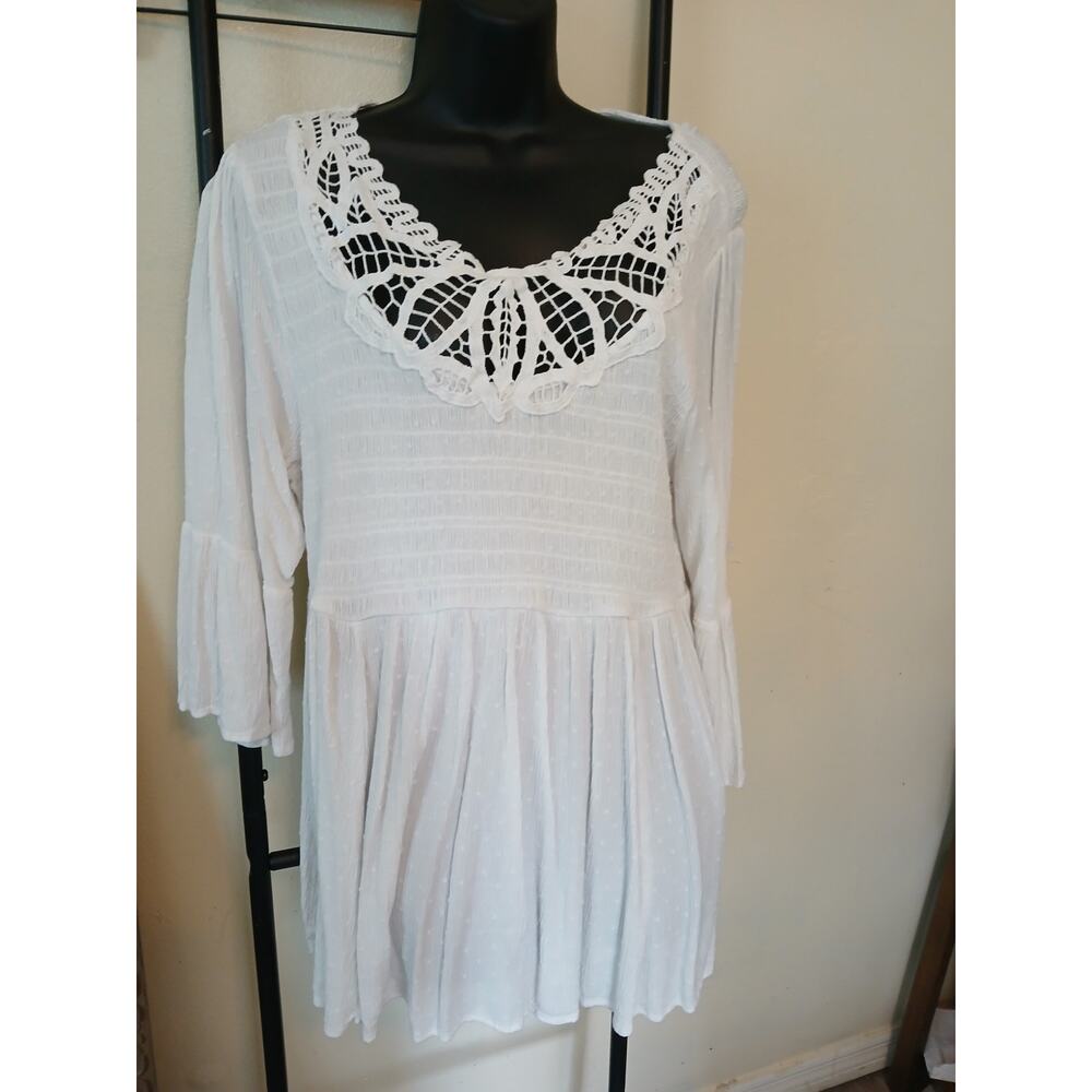 🔴TORRID White Casual Romantic Smocked 3/4 Sleeve w/ Crocheted Neckline 2